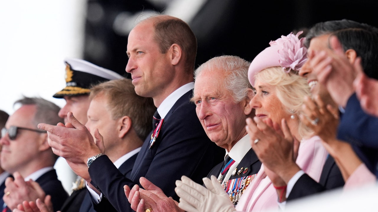 Le roi Charles honore le « courage » et la « résilience » des anciens combattants, la reine Camilla visiblement émue lors du service du jour J