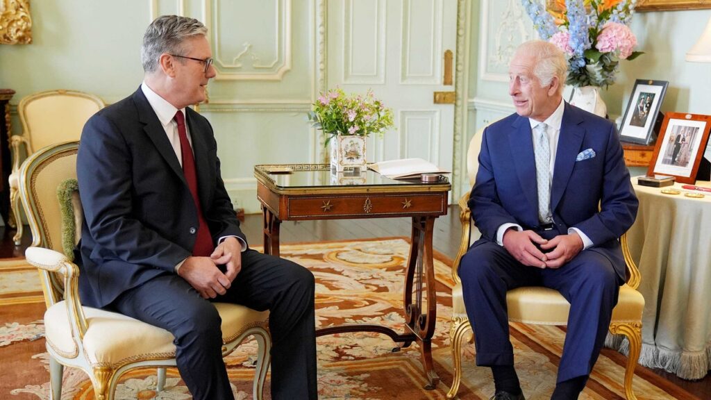 Le roi Charles rencontre Keir Starmer, son troisième Premier ministre en deux ans

